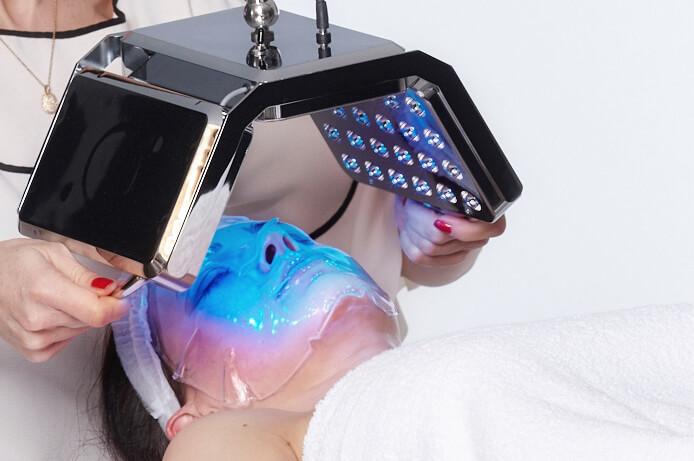 Gesichtsbehandlung mit Blue Calming Light