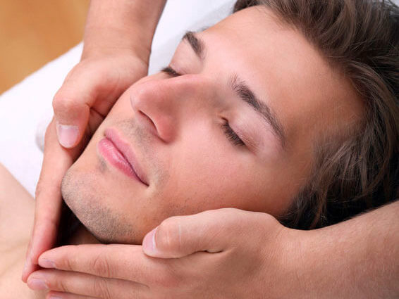 Mann bei der Gesichtsmassage