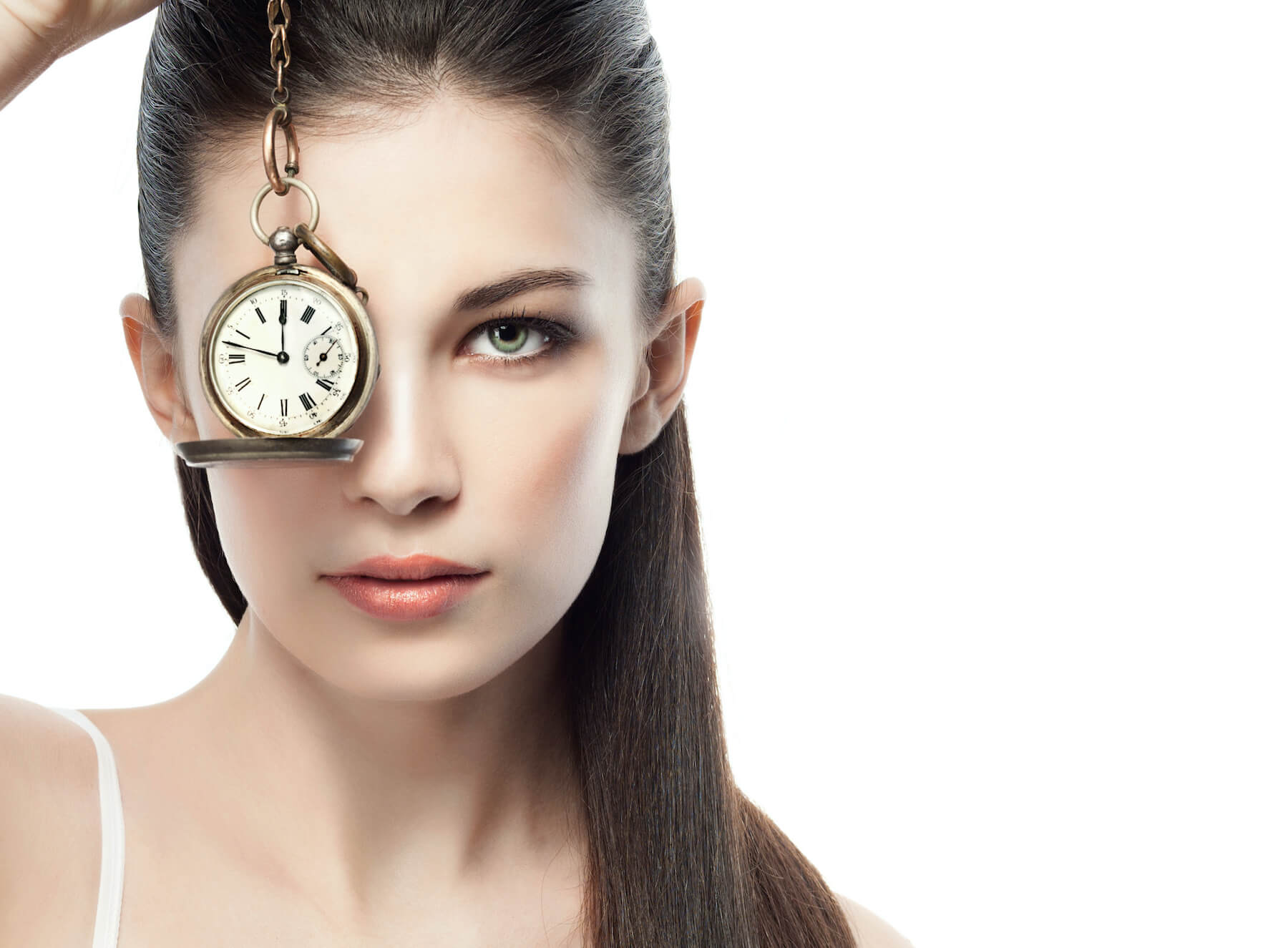 Frau mit Uhr vor dem Gesicht
